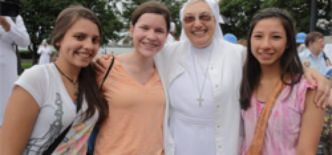 Madre Yvonne Reungoat hetan konvite husi Amu-Papa Bento XVI ba Sínodu estraordináriu Bispu sira-nian